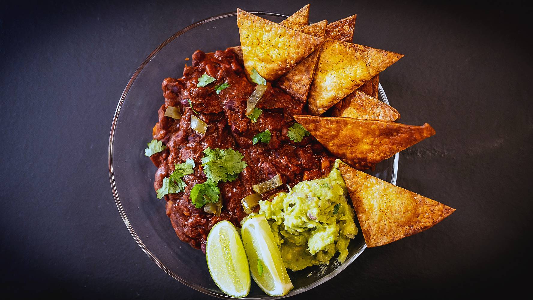 Karolina Dziduch: Rozgrzewające wegetariańskie chilli sin carne z nachosami i guacamole - Polsat.pl