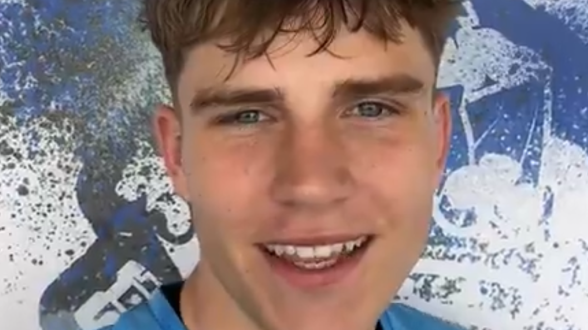 Oskar Pietuszewski uśmiecha się do kamery.