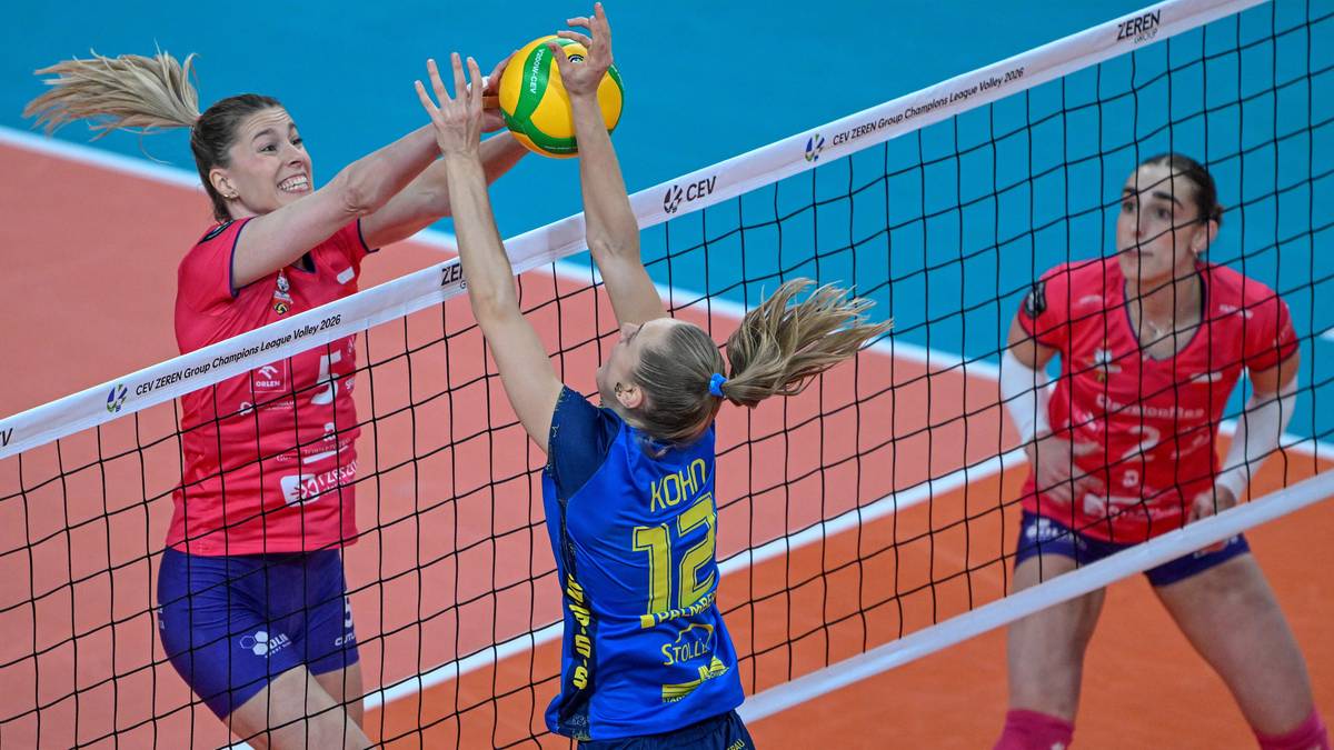 Dwie siatkarki walczą przy siatce o piłkę w trakcie meczu.