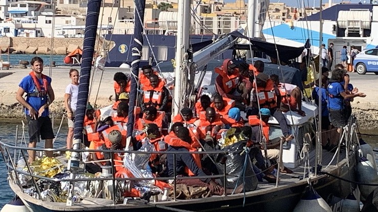 Włochy: okręty wojskowe przy portach. Mają blokować statki z migrantami
