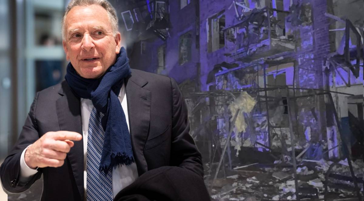 Steve Witkoff, amerykański wysłannik, w garniturze i szaliku, wskazuje palcem. W tle widoczne zniszczenia wojenne.