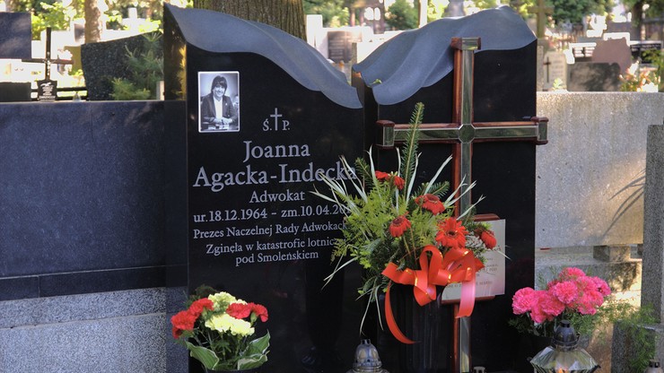 Łódź. Zdewastowany grób Joanny Agackiej-Indeckiej. Zginęła w katastrofie smoleńskiej