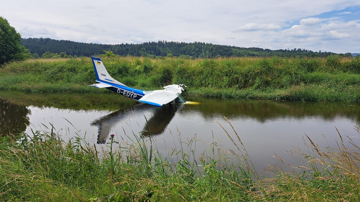 Dąbrowica: Awionetka Cessna 182 wpadła do wody