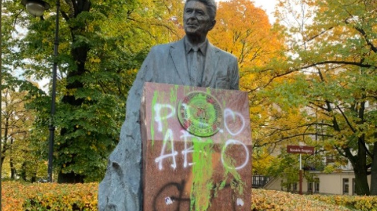Warszawa: zniszczony pomnik Ronalda Reagana. Plamy z farby i wulgarne napisy