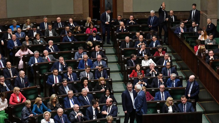 Sejm uchwalił nowelizację wydłużającą termin wypłaty świadczeń za pomoc uchodźcom