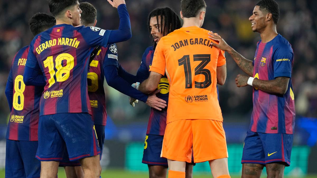 Piłkarze w strojach klubowych podczas meczu.