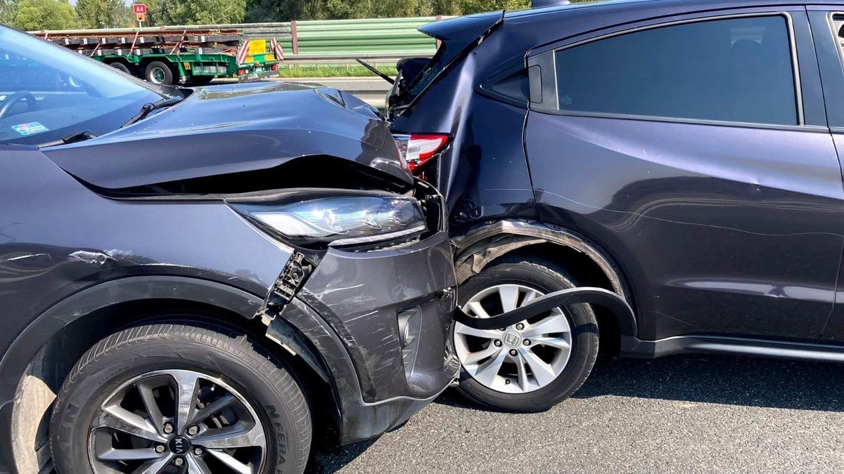 Krapkowice. Cofał na autostradzie, doprowadził do kolizji. Później pogryzł kierowcę