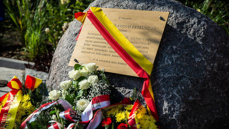 W Warszawie odsłonięto tablicę upamiętniającą Bronisława Geremka