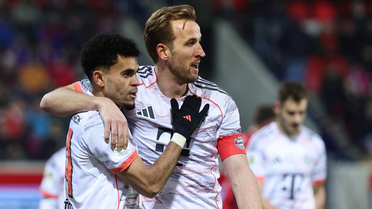 Piłkarz Harry Kane i jego kolega z drużyny celebrują zdobycie bramki.