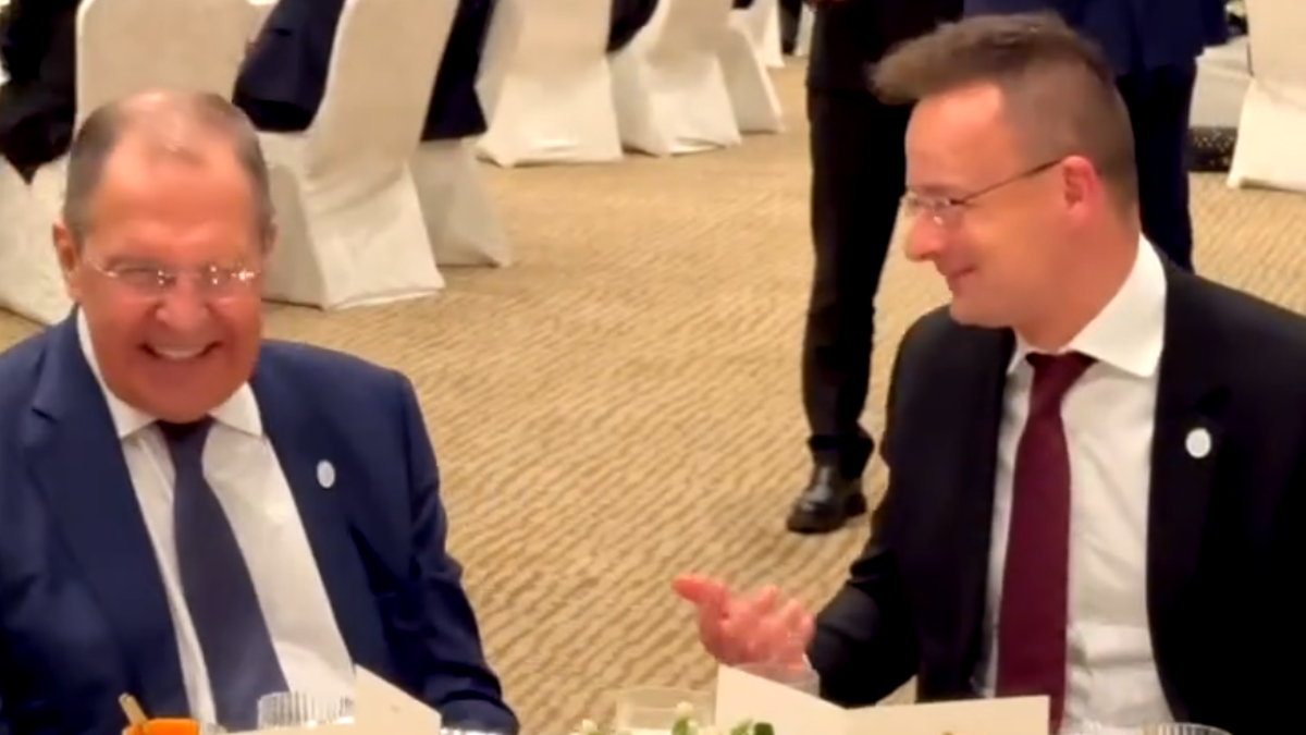 Szef węgierskiego MSZ śmieje się z Ławrowem. Spotkanie w dzień pogrzebu Aleksieja Nawalnego