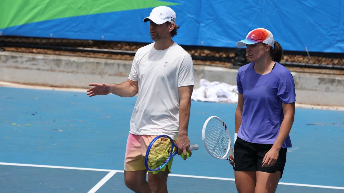Trener Wim Fissette i Iga Świątek na korcie tenisowym.