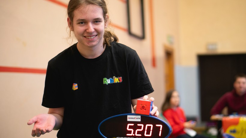 Polak pobił rekord świata w ułożeniu Kostki Rubika na czas (WIDEO)