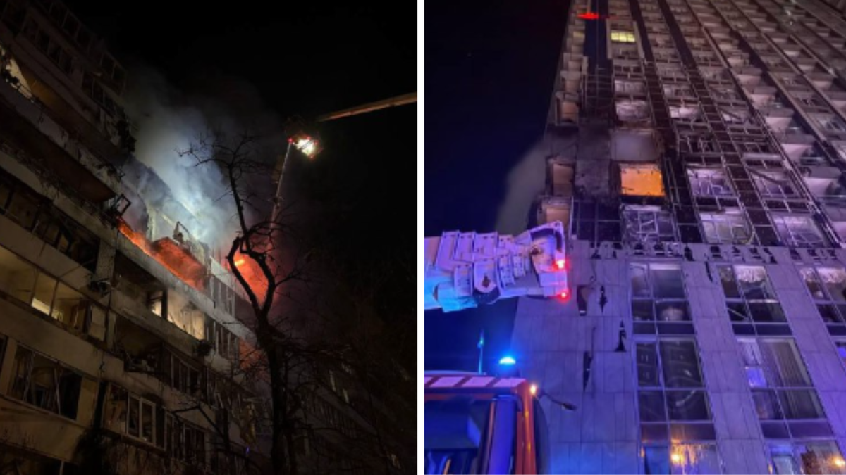 Widok nocny na płonący budynek mieszkalny w Kijowie, z widocznymi strażakami gaszącymi pożar.