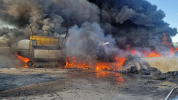 Ogromny pożar w zakładzie utylizacji opon. Kilkanaście jednostek w akcji, potężne kłęby dymu