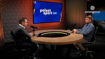 Dw&oacute;ch mężczyzn rozmawia przy okrągłym stole w studiu telewizyjnym.