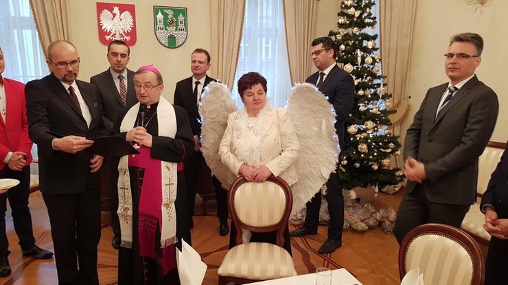 Radna PiS przebrana za anioła na spotkaniu wigilijnym w Zielonej Górze