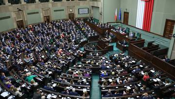 Lider umacnia przewagę, a koalicjant w kryzysie. Nowy sondaż