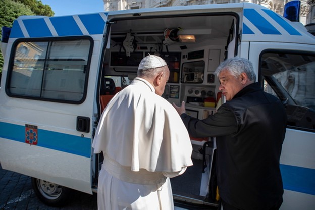 Papież przekazał ambulans do dyspozycji bezdomnych. "Korzystali z niego biskupi, teraz ubodzy"