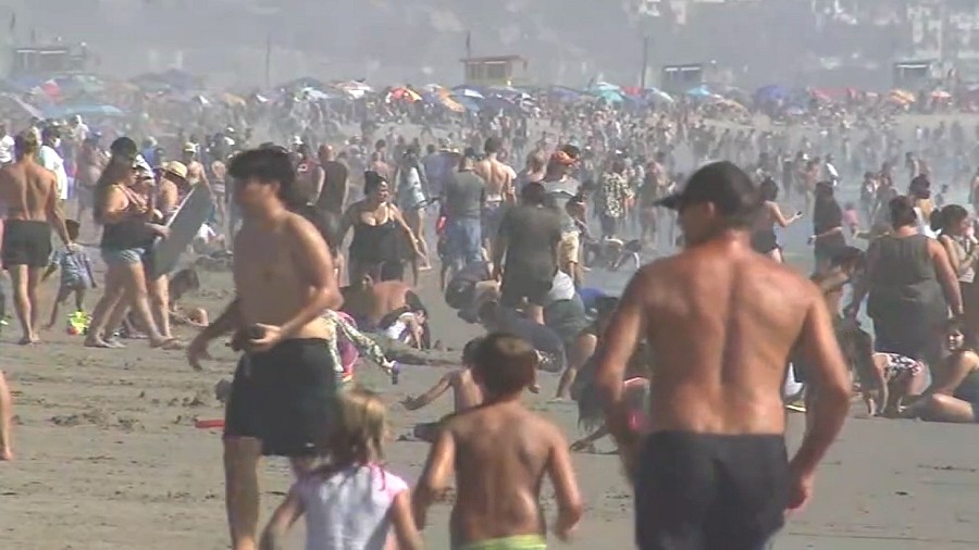Tłumy mieszkańców Los Angeles na plażach. Fot. ABC7.