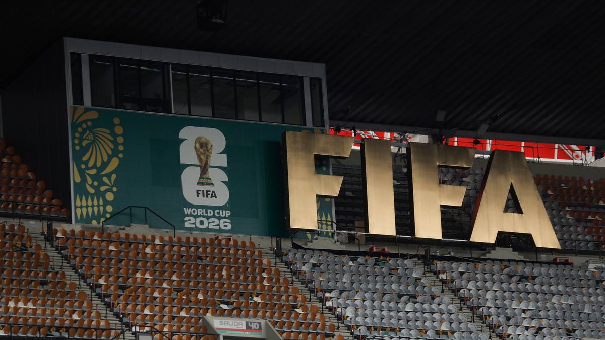 Logo FIFA i informacja o Mistrzostwach Świata 2026 nad pustymi trybunami stadionu.