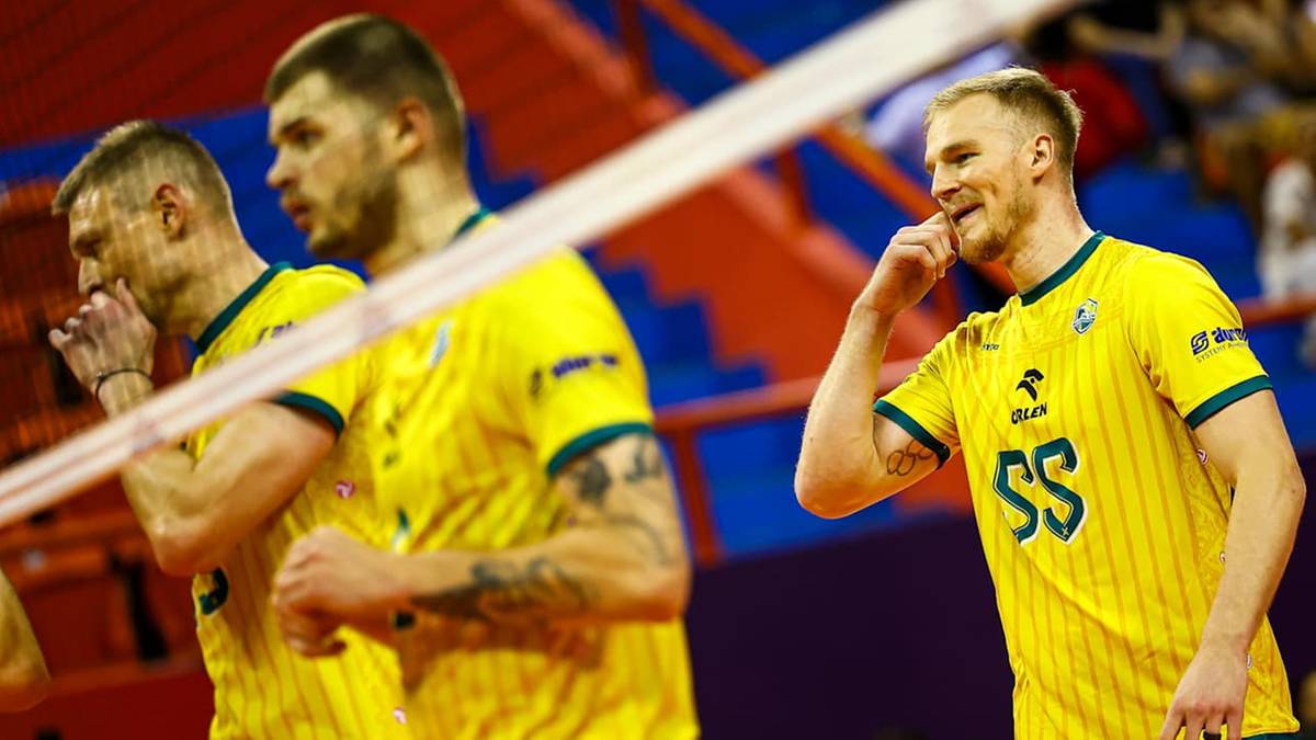 Siatkarze w ż&oacute;łtych koszulkach po przegranym punkcie, jeden z nich trzyma się za głowę.