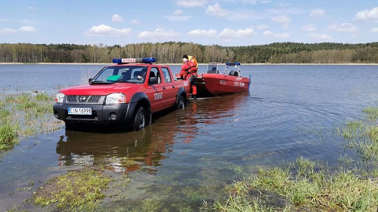 Kujawsko-pomorskie: Strażacy wyłowili zwłoki z rozlewiska. Wcześniej szukano tam 56-latka