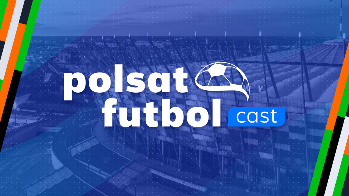 Logo "polsat futbol cast" na tle stadionu piłkarskiego.