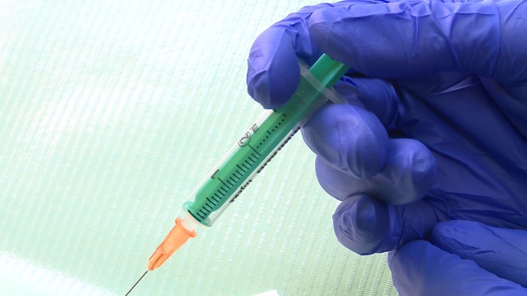 Niepożądany odczyn poszczepienny średnio raz na 10 tys. dawek szczepionki