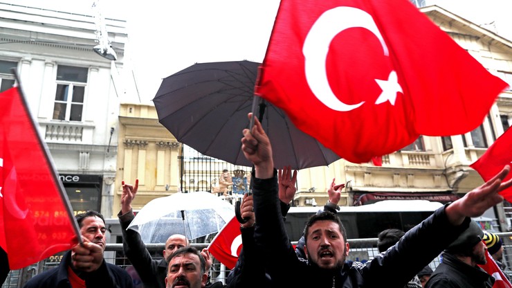 Turcja zawiesiła kontakty dyplomatyczne z Holandią