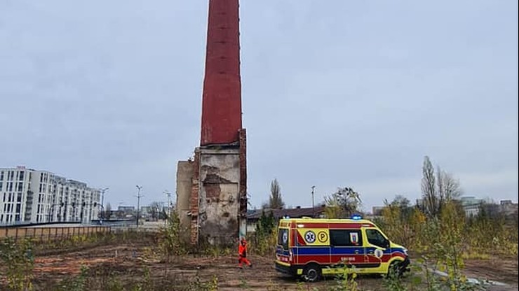 Łódź: 22-latek wspiął się na 40-metrowy komin i wpadł do środka