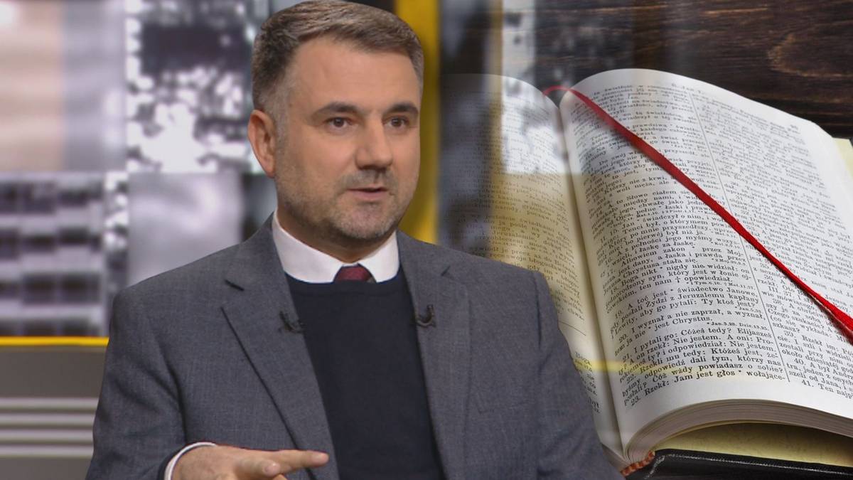 Portret profesora Marcina Maciejewskiego, biblisty, siedzącego przed otwartą Biblią.