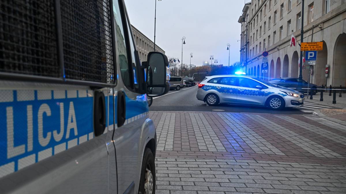 Wszedł na pomnik smoleński w Warszawie. Mężczyzna trafił do szpitala