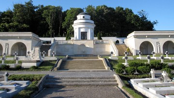Polak "wyzwolił lwy" na Cmentarzu Orląt Lwowskich. Dostał 12 złotych grzywny