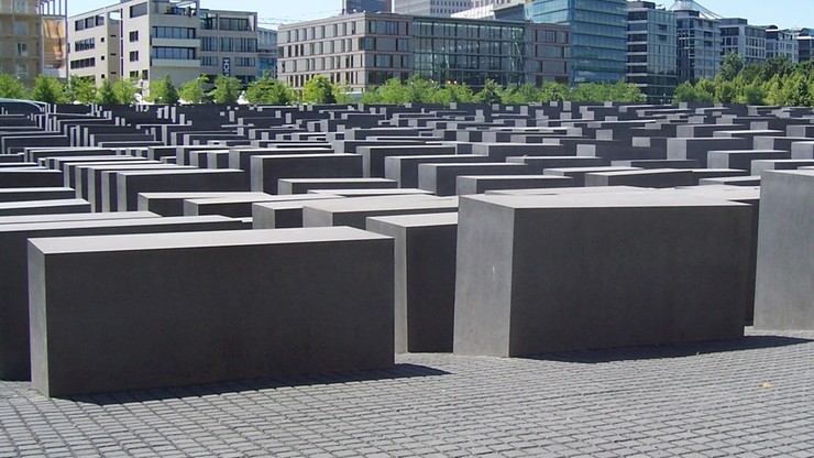 Niemcy: Swastyki na steli Pomnika Pomordowanych Żydów Europy w Berlinie