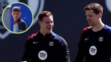 Dw&oacute;ch mężczyzn w strojach FC Barcelony podczas treningu, z wizerunkiem młodego zawodnika w okręgu.