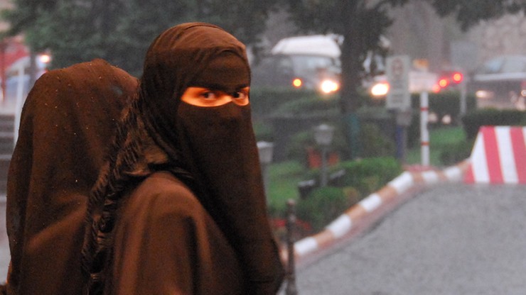 Muzułmance nie wolno przychodzić do szkoły w nikabie. Są plany zakazania burki w miejscach publicznych