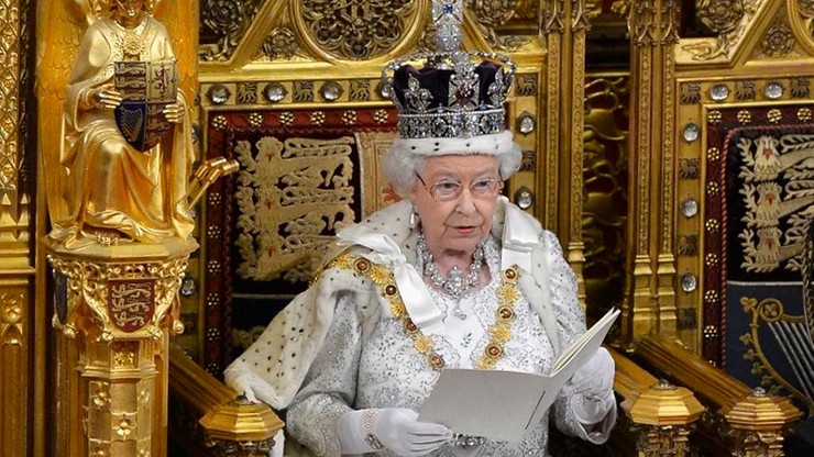 Królowa Elżbieta wróciła do pełnienia obowiązków. Cztery dni po śmierci męża