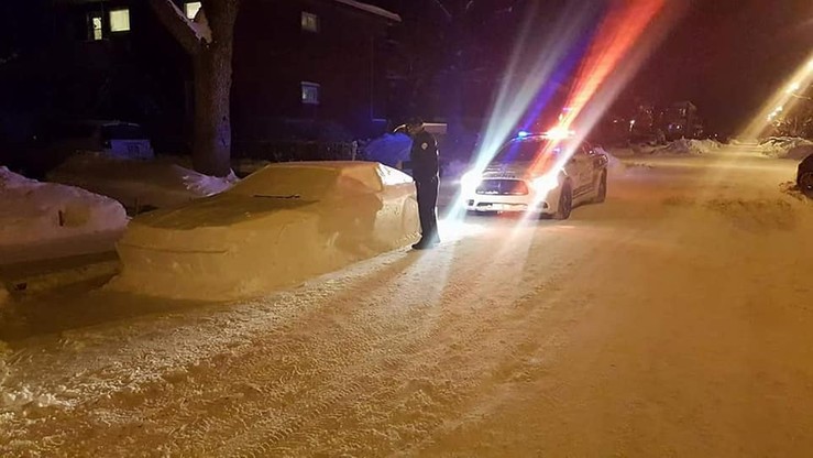 "Zaparkował" auto ze śniegu na zakazie. Policjanci wystawili mu nietypowy mandat