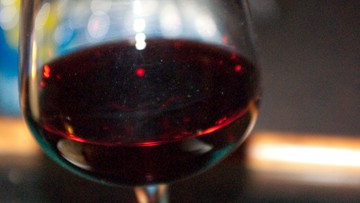 Kobiety piją już prawie tyle samo alkoholu co mężczyźni. Nowe wyniki globalnych badań