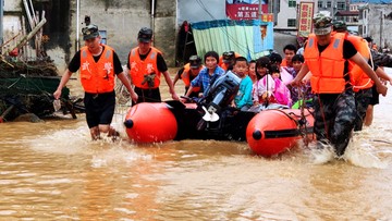 49 ofiar, 7 tys. zawalonych budynków, 300 tys. ewakuowanych osób. Fala ulewnych deszczy w Chinach