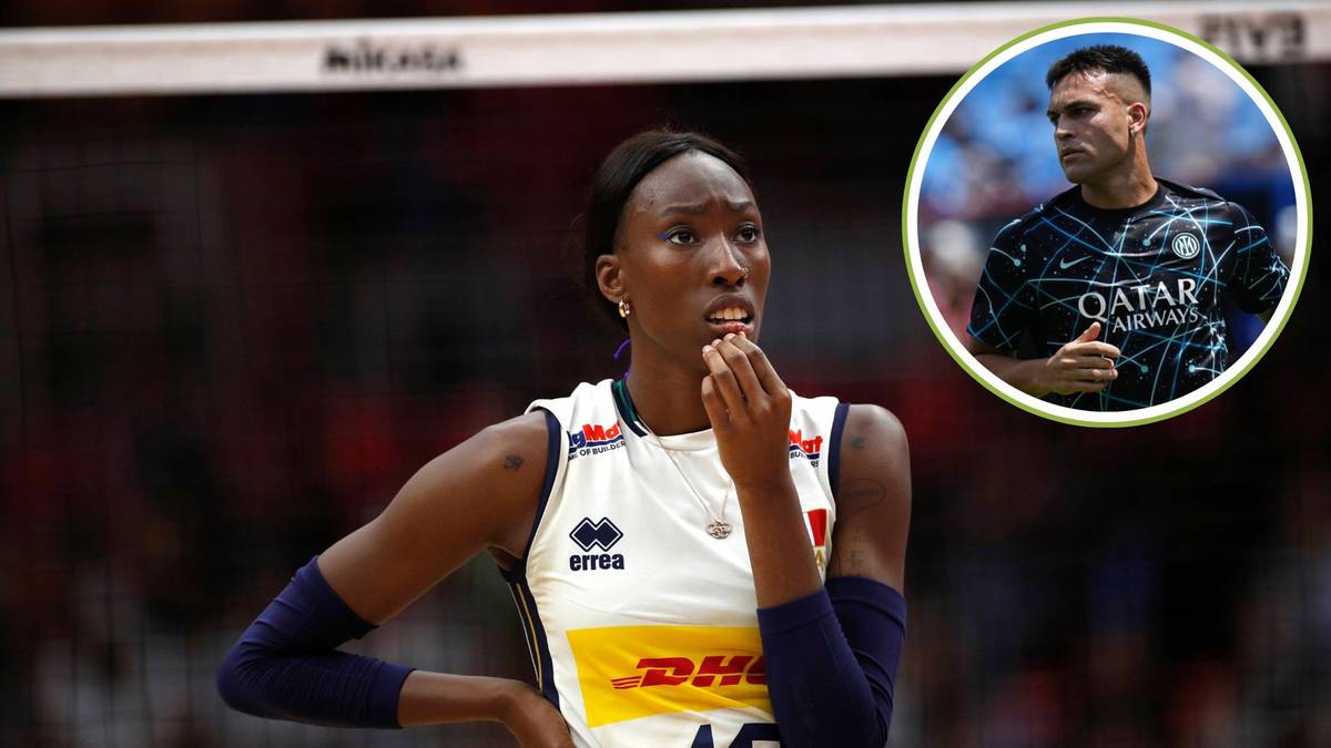 Portret siatkarki w białej koszulce sportowej, z małym, okrągłym zdjęciem piłkarza w prawym górnym rogu.