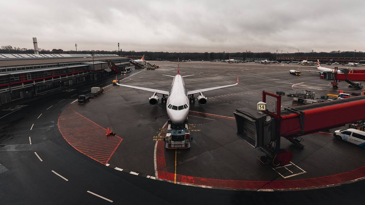 Opona samolotu linii Delta Airlines eksplodowała w trakcie wymiany. Dwie osoby zginęły