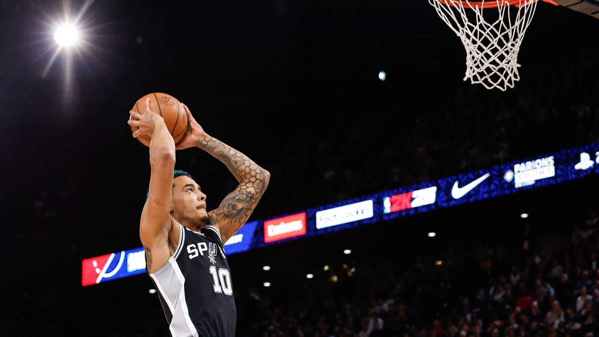 Jeremy Sochan z numerem 10 na koszulce drużyny San Antonio Spurs oddaje rzut do kosza.