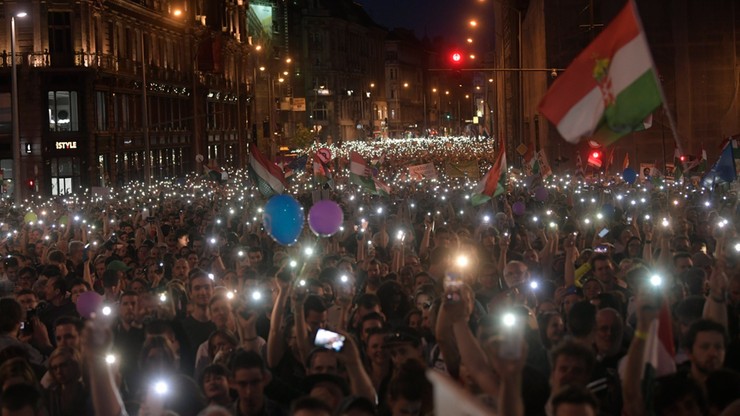 "Stop Orban". Węgrzy wyszli na ulice, by bronić demokracji