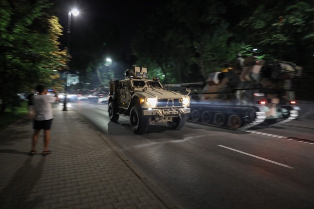 Nocna próba przed defiladą z okazji święta Wojska Polskiego