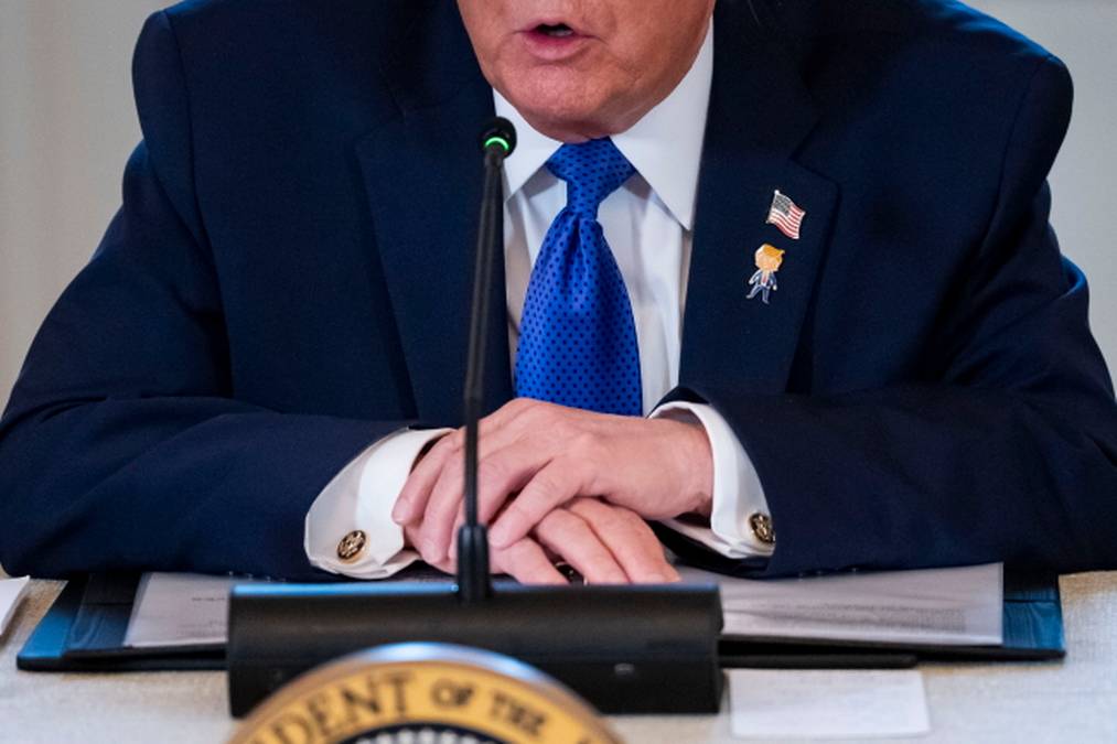 Donald Trump zaprezentował przypinkę 