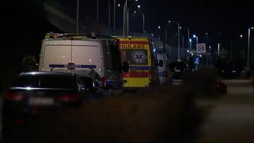 Policja i karetka pogotowia na nocnej akcji ratunkowej.