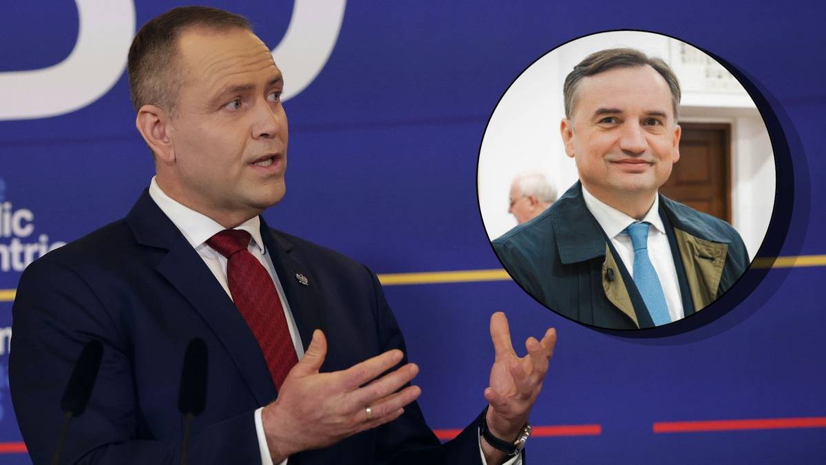 Mężczyzna w garniturze i krawacie przemawia na tle niebieskiej ściany z logo. Obok niego w okręgu widnieje portret innego mężczyzny.