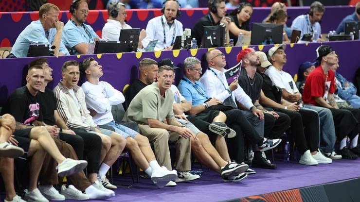 Piłkarze reprezentacji Polski na meczu koszykarzy