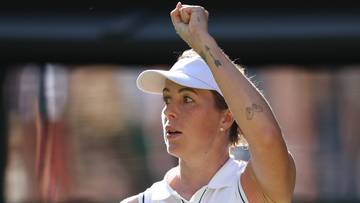 Anastazja Pawluczenkowa, rosyjska tenisistka, unosi zaciśniętą pięść w geście radości lub triumfu.